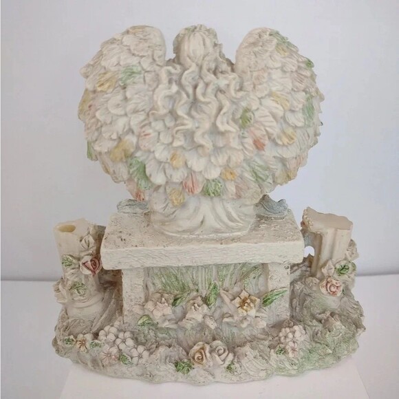 Angel Figurine in Rose Garden Resin - Picture 4 of 15